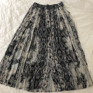 Snakeskin print pleated skirt